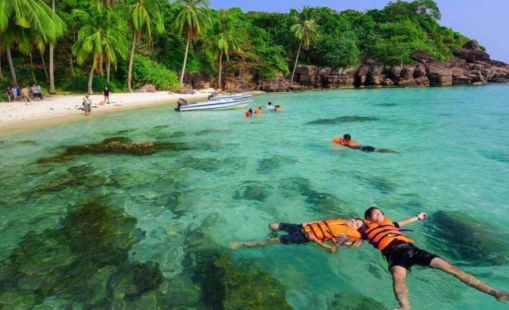 Tắm biển tại đảo Hải Tặc Kiên Giang