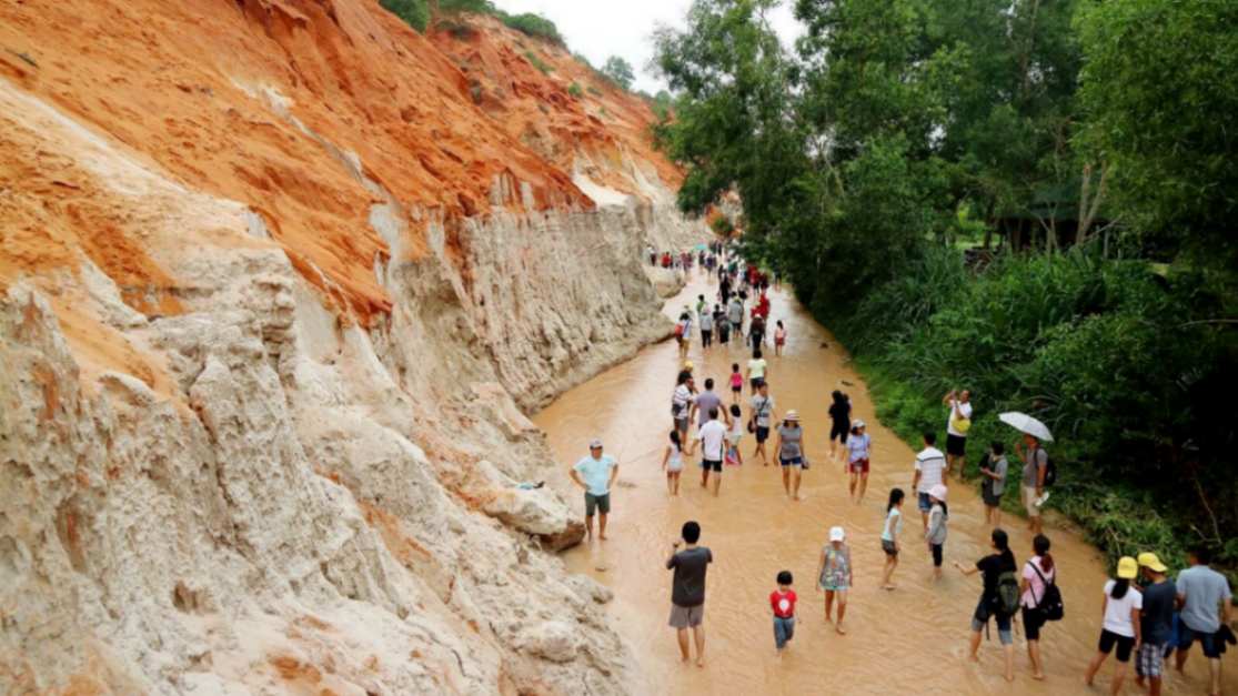 Lội nước tại Suối Tiên Mũi Né