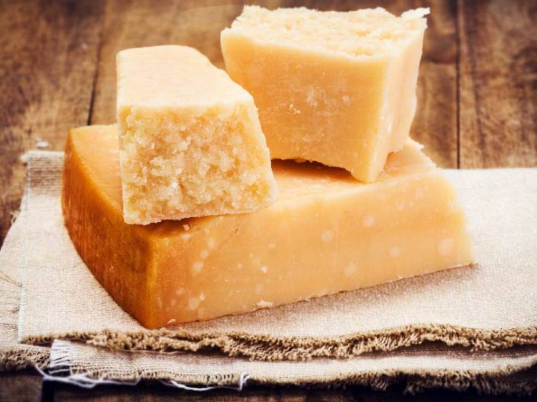 Mua phô mai Parmesan để làm quà