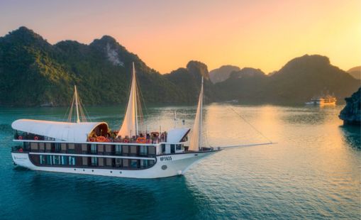 Ngồi du thuyền ngắm cảnh Vịnh Hạ Long