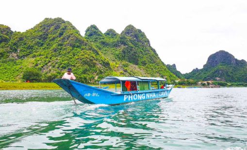 Di chuyển bằng thuyền dọc theo sông Son