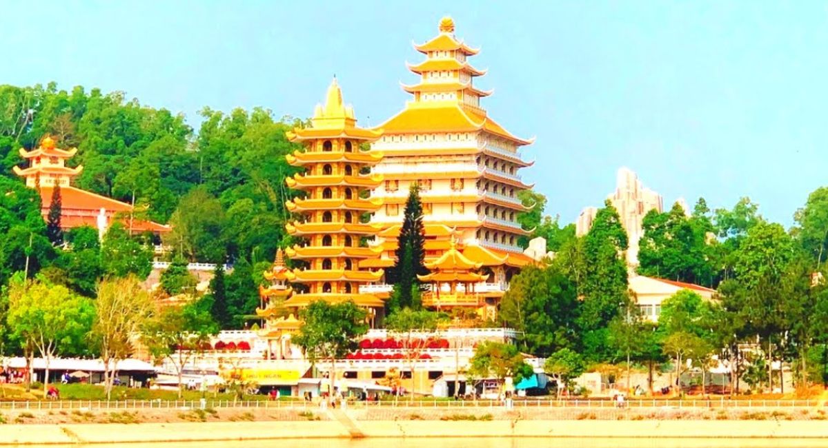 Chùa Vạn Linh Núi Cấm