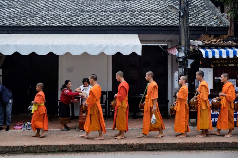 Tak Bat - Nét đẹp tâm linh của du lịch Lào