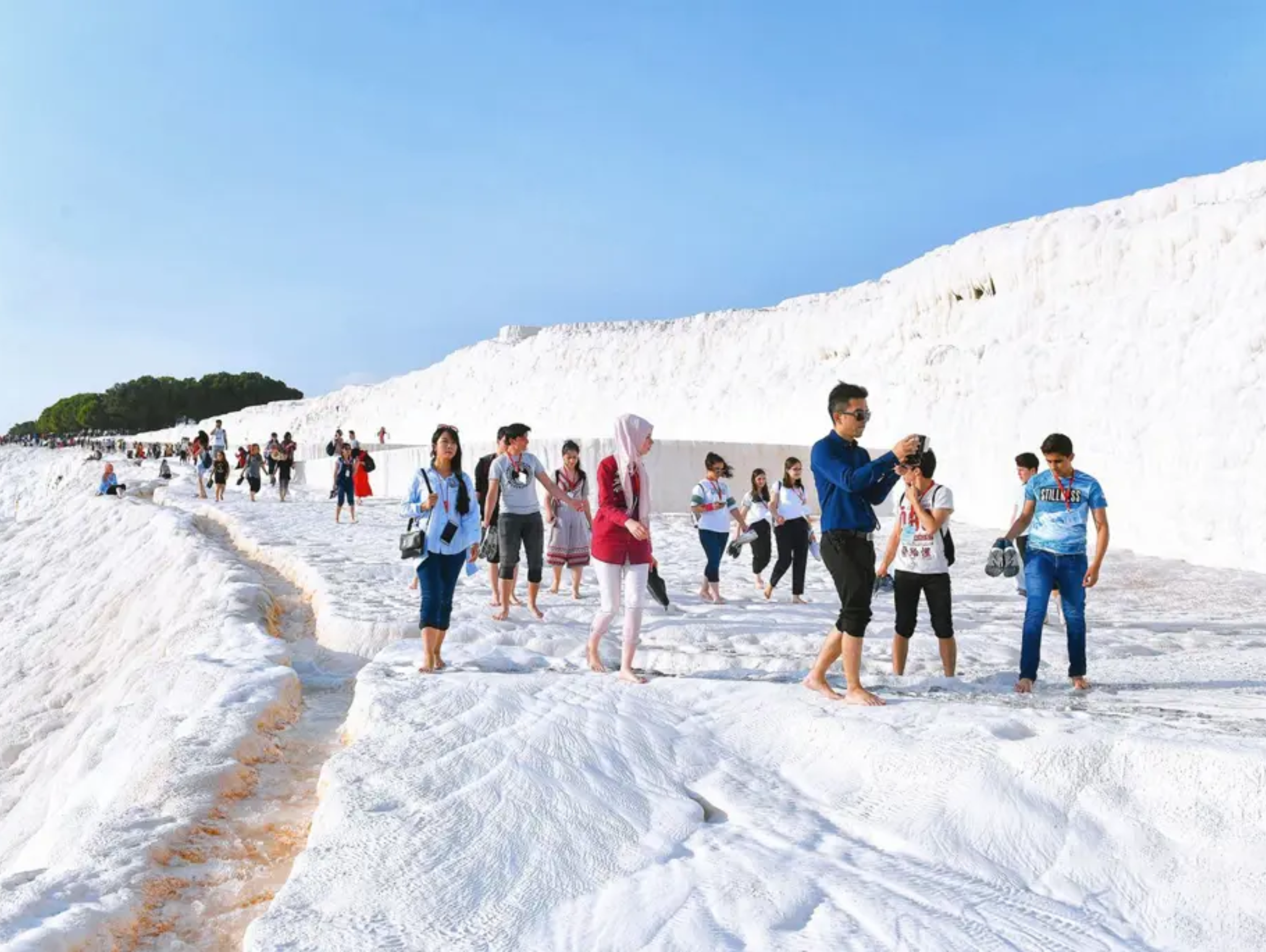 Trải nghiệm đi chân trần trên bề mặt đá vôi ở Pamukkale